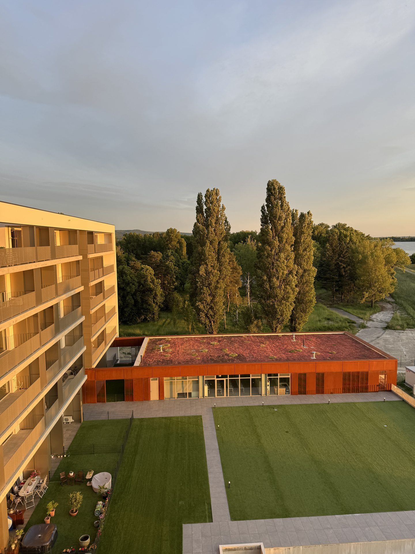 Blue Wave — pohľad na budovu a topole