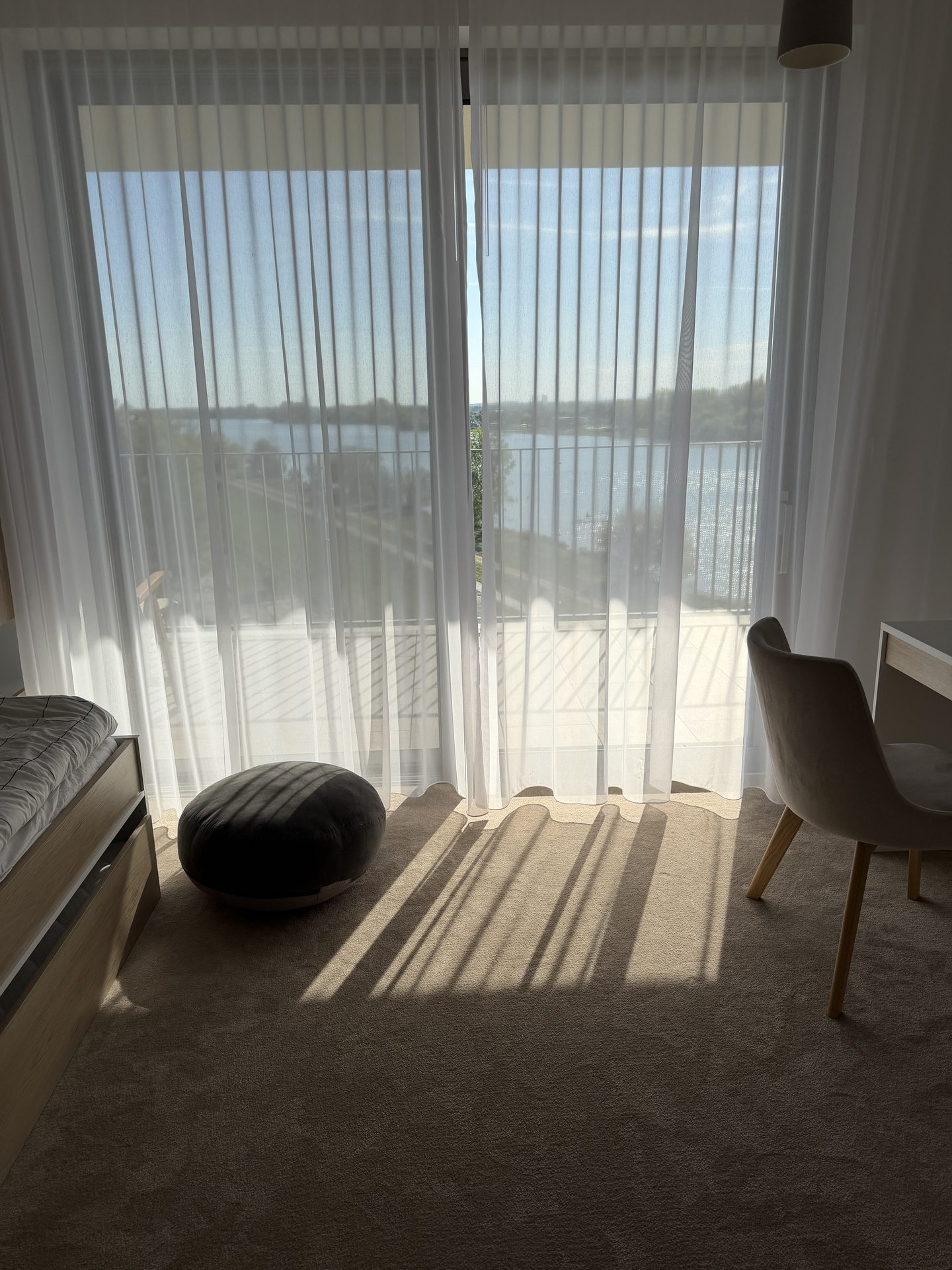 Detská izba — záclony a rieka