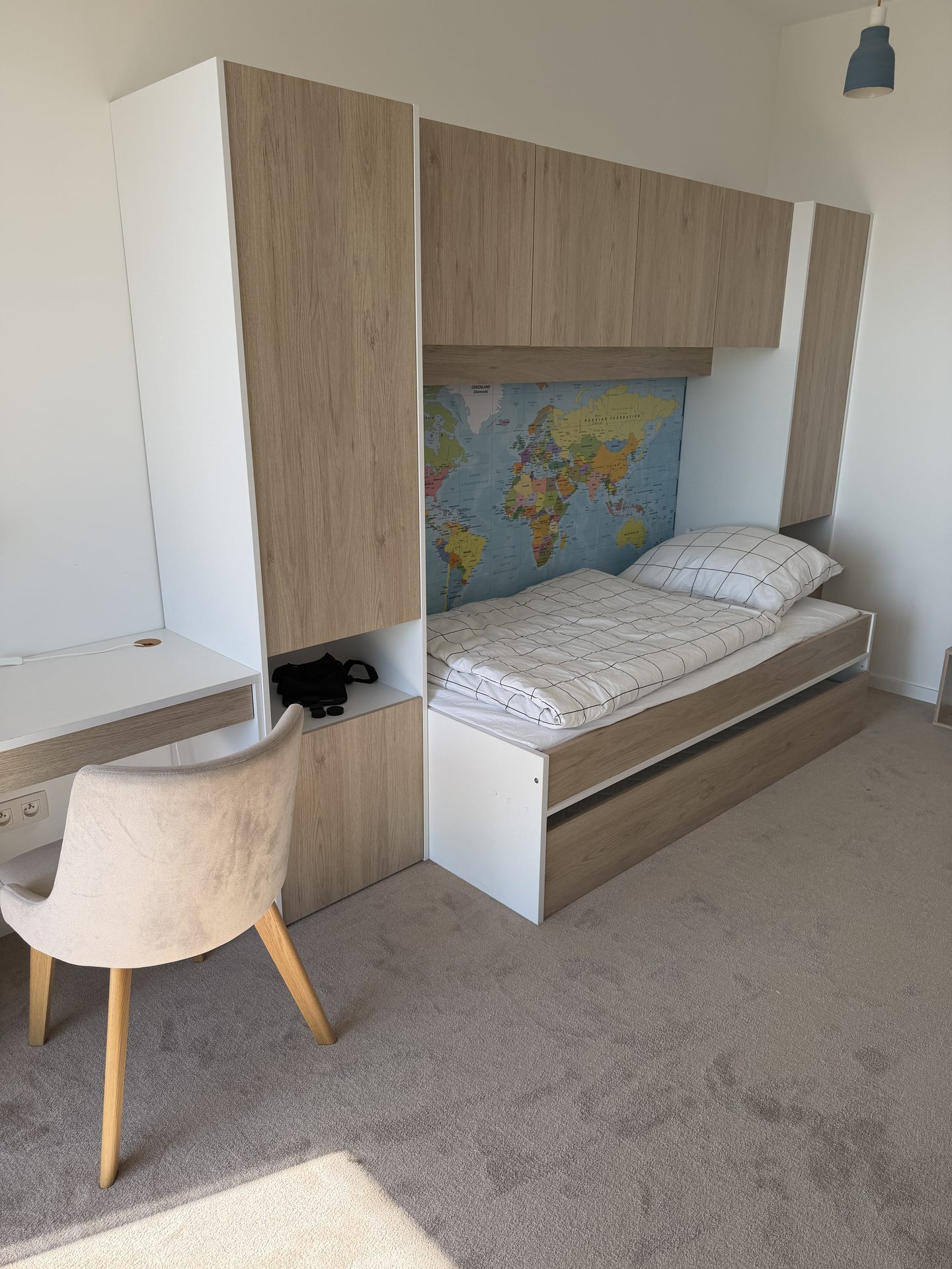 Detská izba — posteľ a mapa sveta