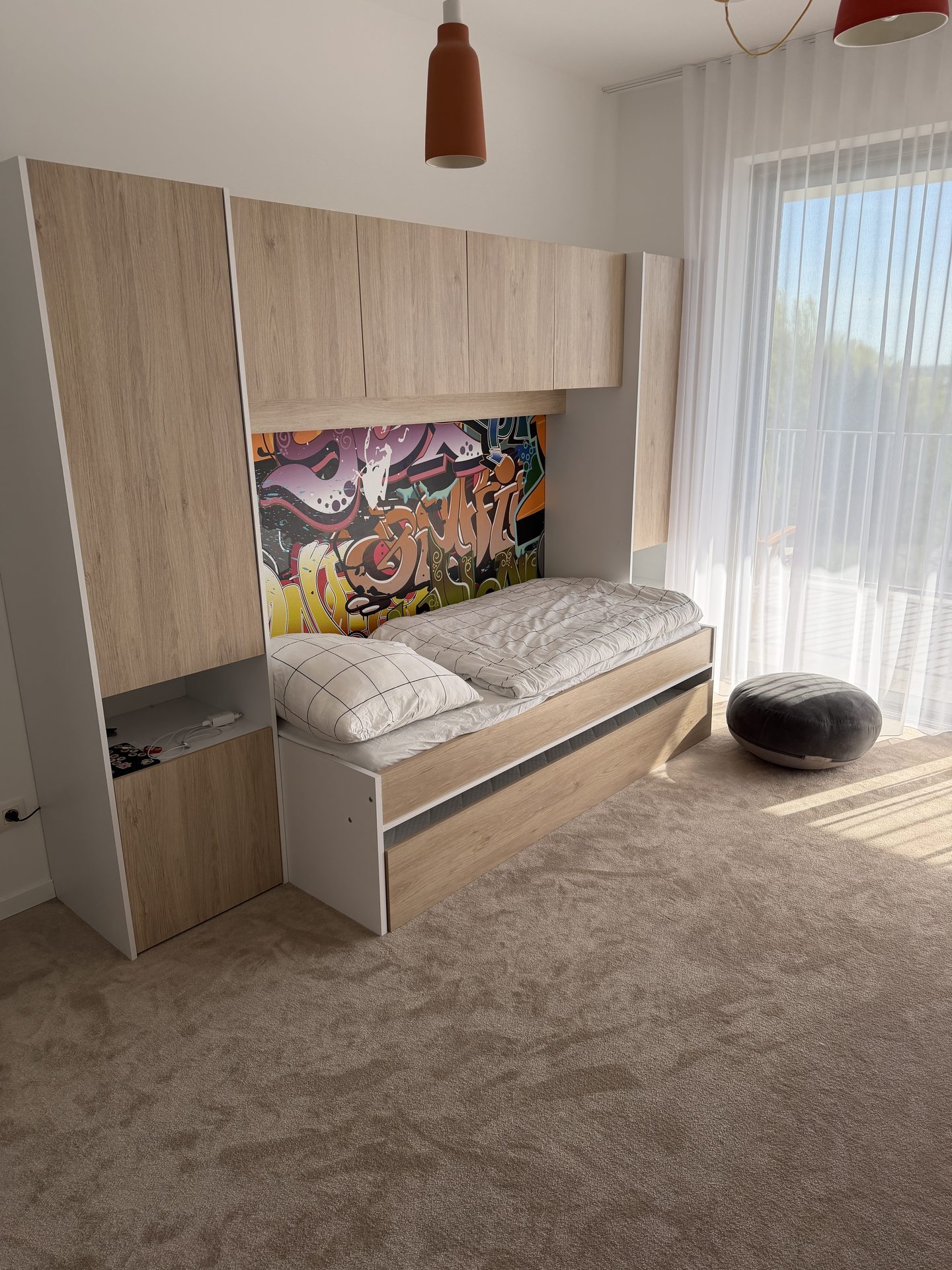 Detská izba — graffiti a slnko