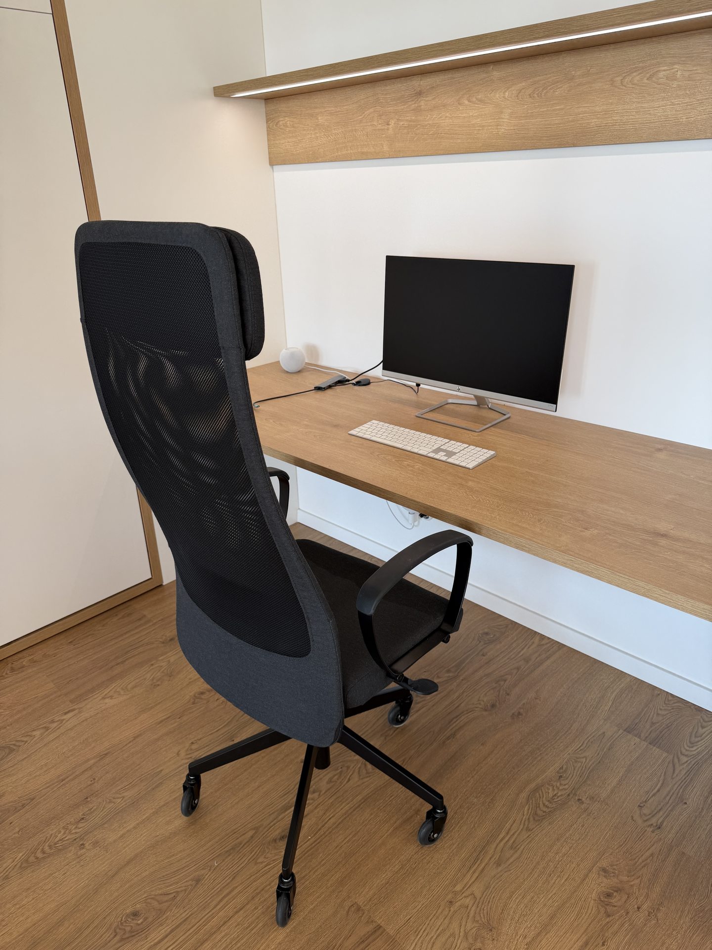 Pracovný kút — stôl s monitorom