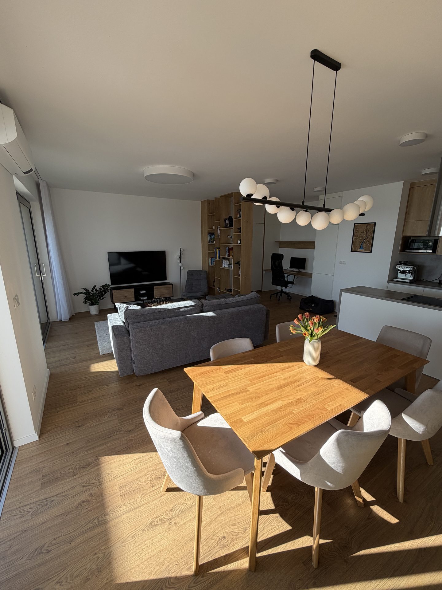 Priestranná obývačka — celkový pohľad