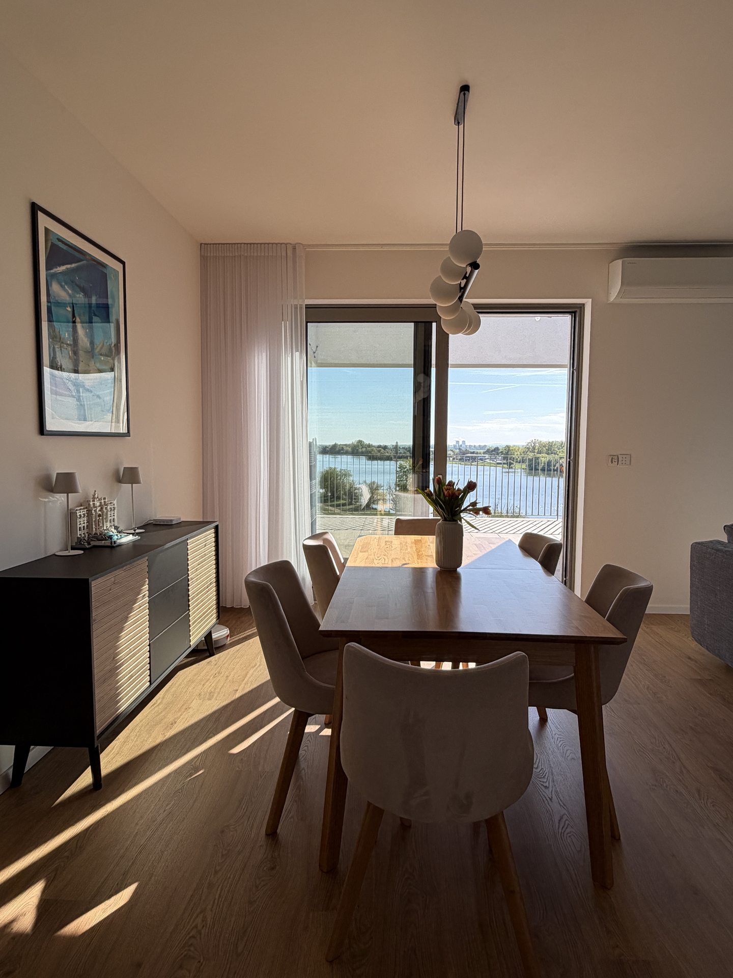 Jedáleň s výhľadom na rieku