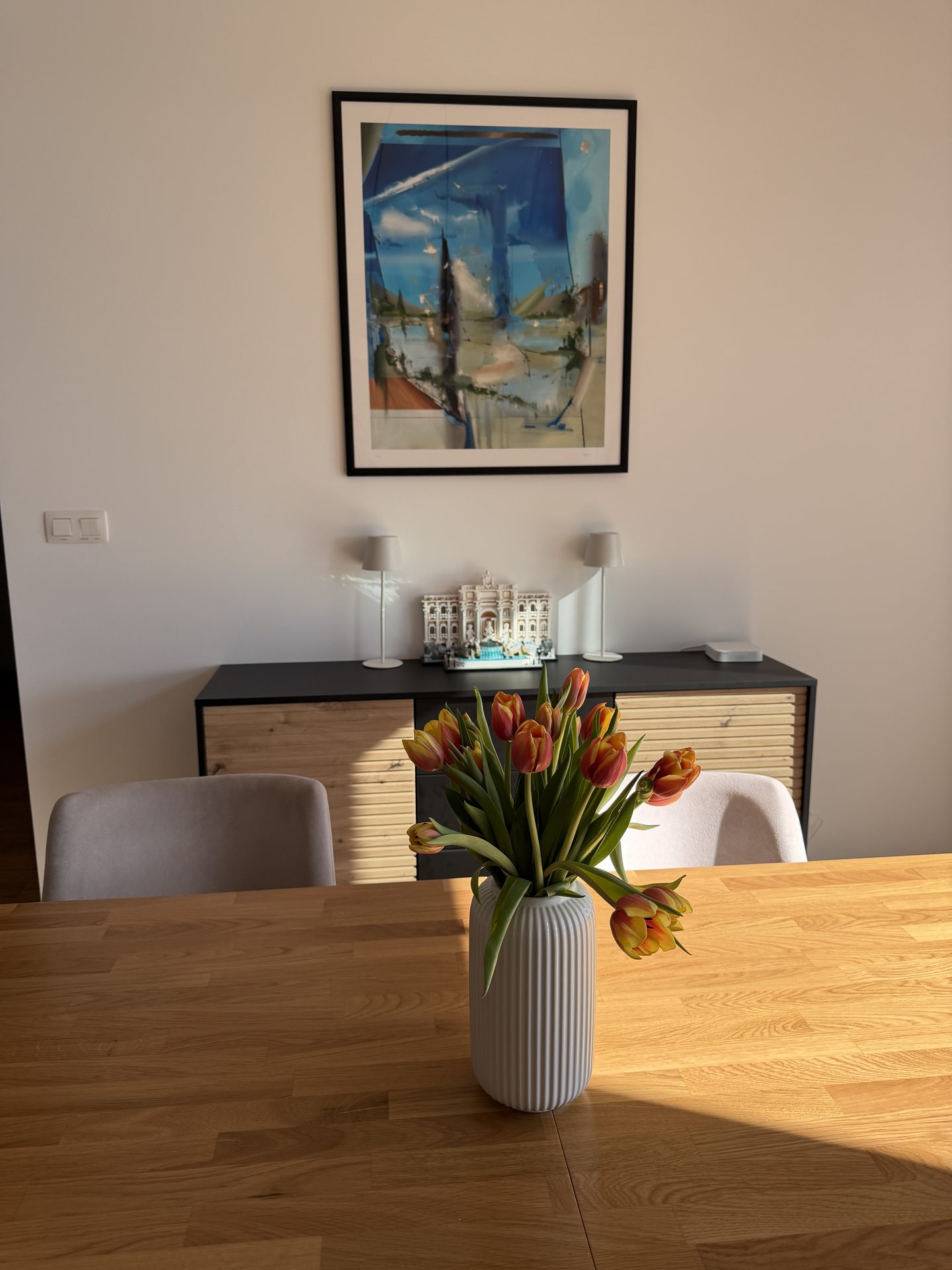 Tulipány, obraz, komoda