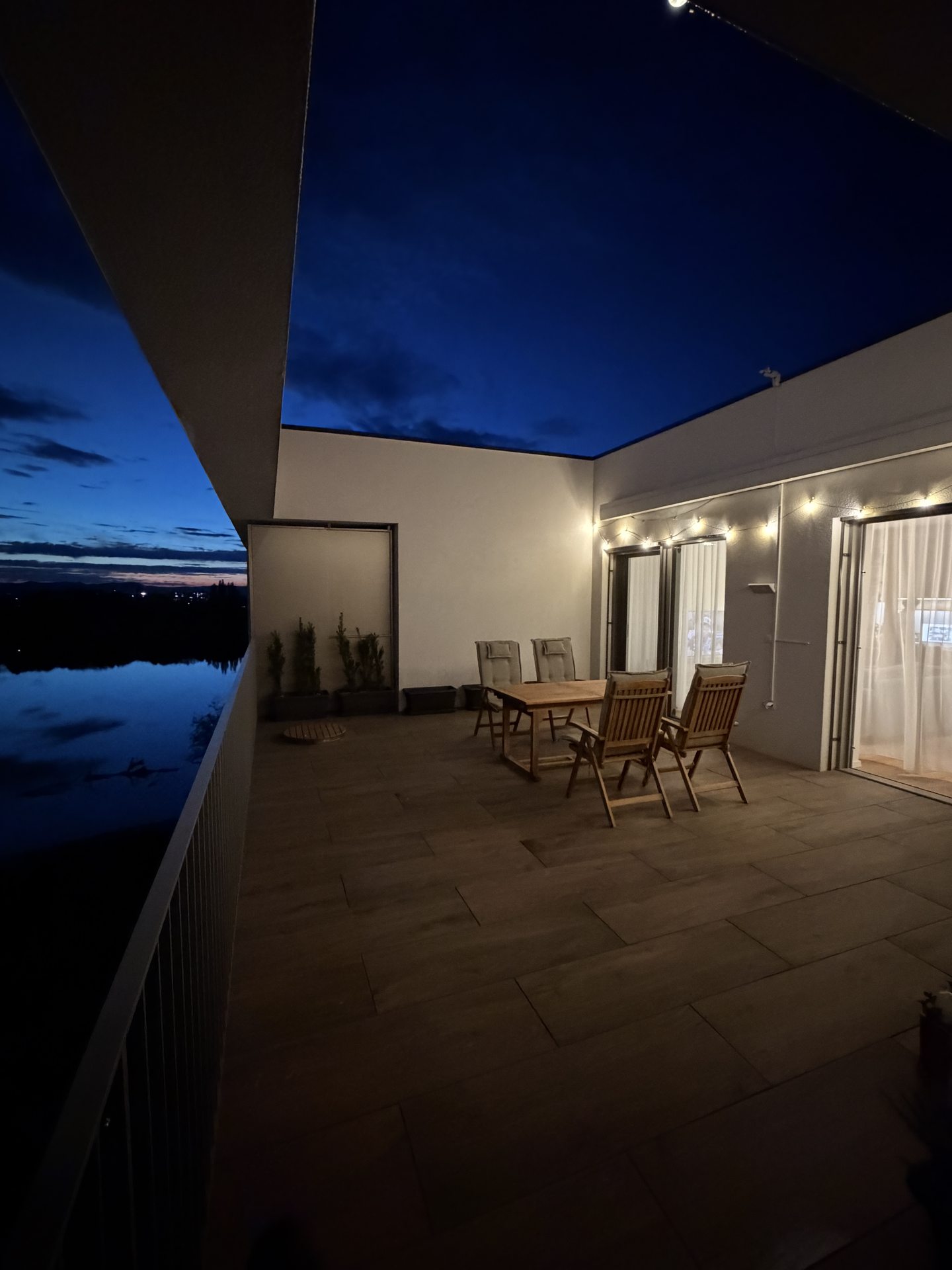 Nočná terasa — svetlá