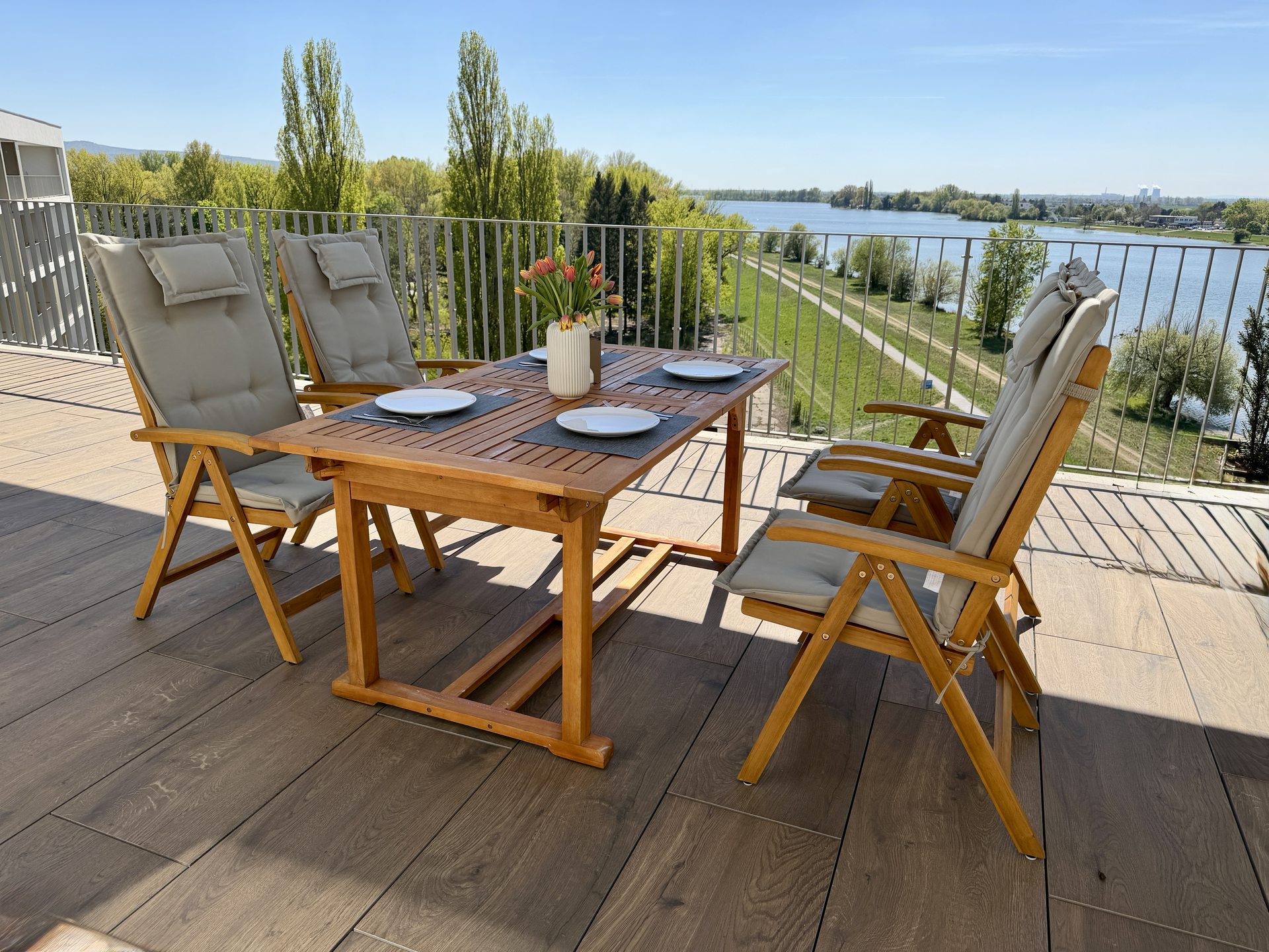 Tíkový stôl pri rieke