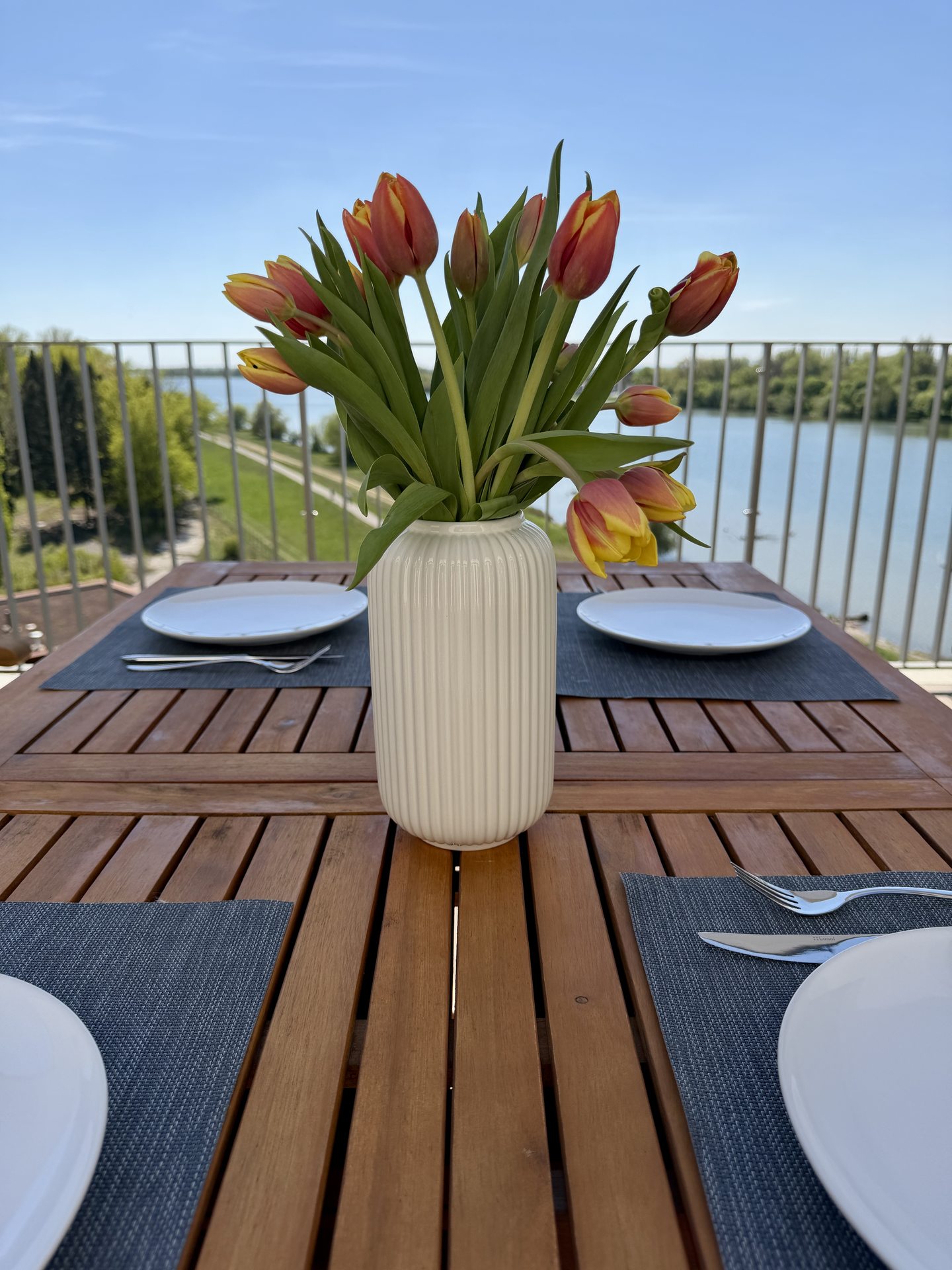 Tulipány na tíkovom stole