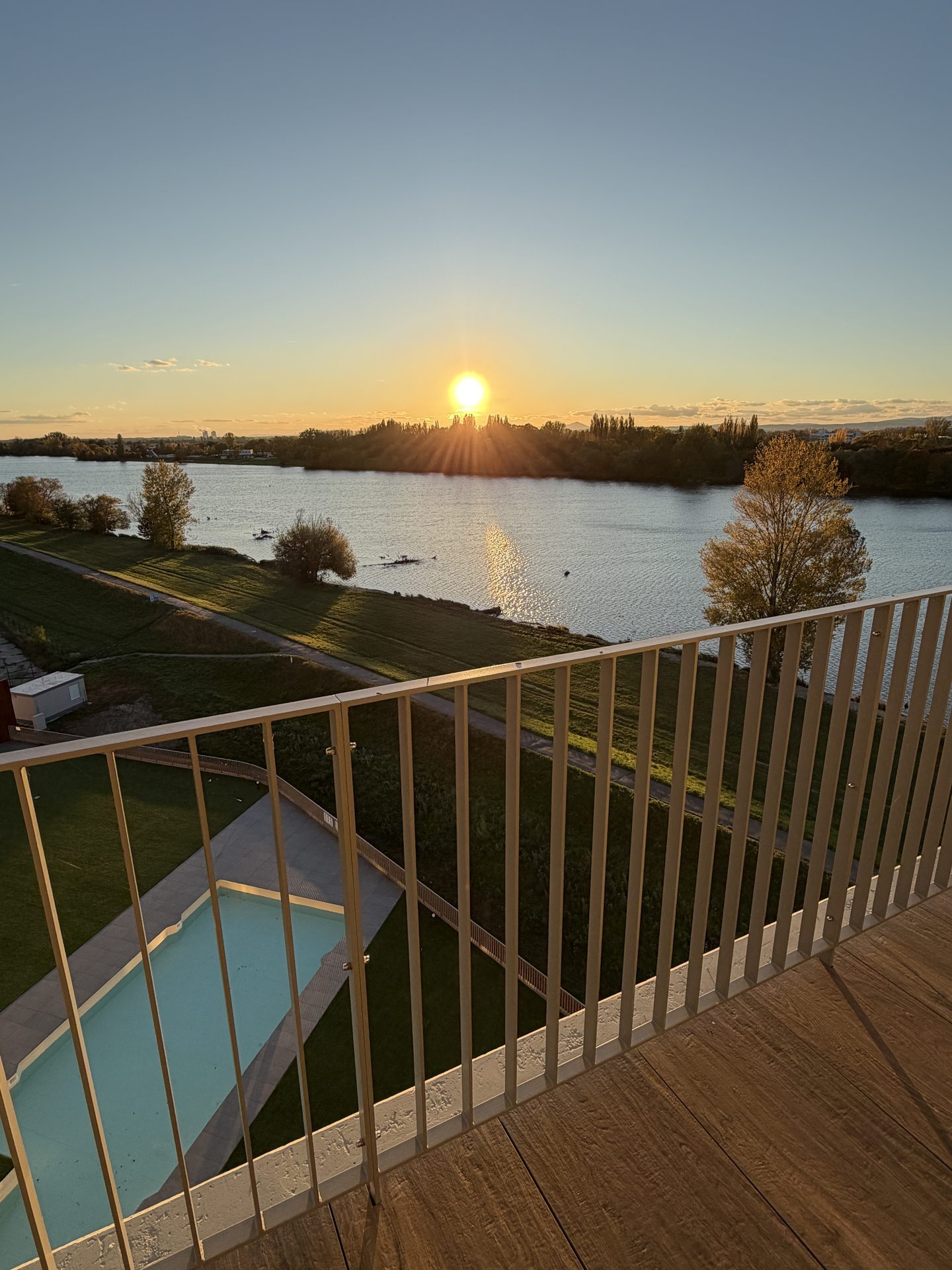 Západ slnka s bazénom